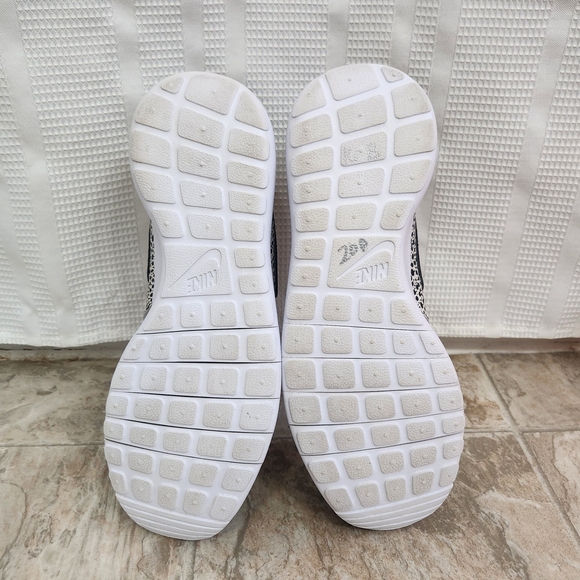 Nike Roshe One Safari, Black/Clay Orange/Summit White, Size: 7Y, 8.5 Women's - Picture 9 of 12